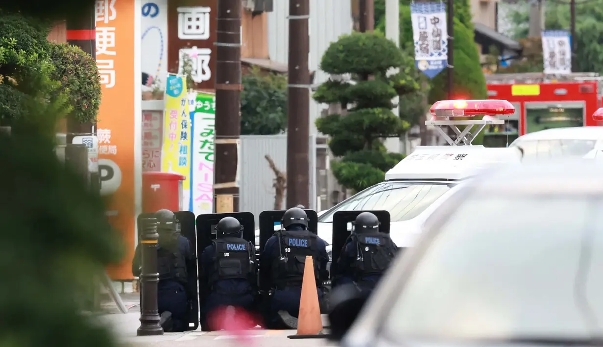Petugas polisi menjaga area di sekitar kantor pos di mana seorang pria bersenjata menyandera sejumlah orang di kota Warabi, prefektur Saitama pada tanggal 31 Oktober 2023. (Foto oleh JIJI Press/AFP/Japan OUT)