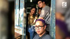 Cinta Laura foto bersama teman-temannya saat berada di warteg. Foto tersebut menuai pujian dari warganet.