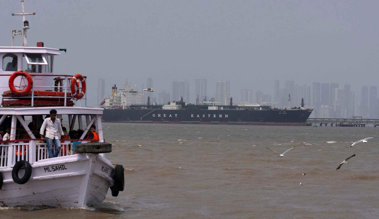Sebelumnya, kapal tersebut berhasil melintas di tengah gangguan yang berkelanjutan di Selat Hormuz. Tampak dalam foto, sebuah feri wisata berlayar melewati kapal pengangkut Liquefied Petroleum Gas (LPG) berbendera India, Jag Vasant, yang mengangkut gas minyak cair, di Pelabuhan Mumbai, India, setelah tiba melewati Selat Hormuz, Rabu, 1 April 2026. (AP Photo/Rafiq Maqbool)