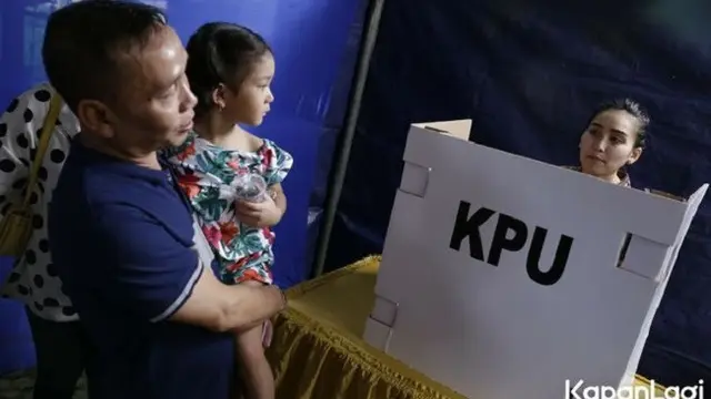 Coblos Ke TPS Bareng Keluarga, Begini Aksi Ayu Ting Ting Saat Pilkada 2018