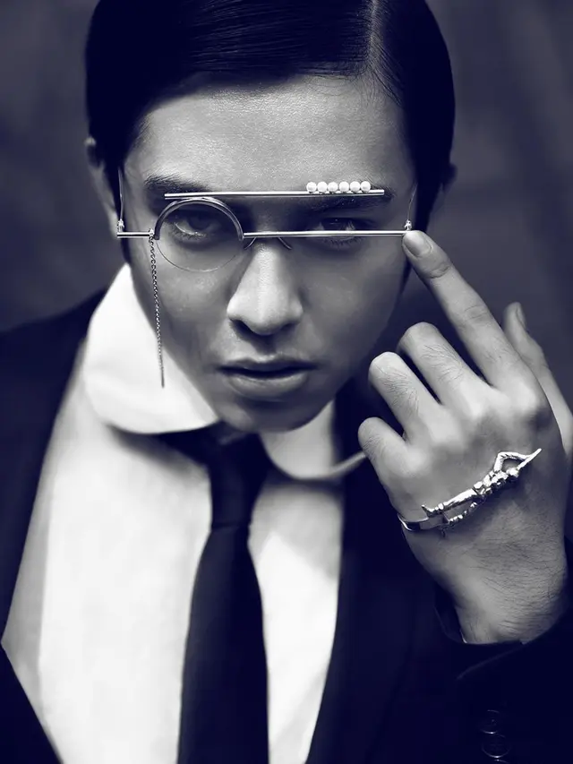 7 Gaya Angga Yunanda Tampil Stylish dengan Setelan Jas Ini Curi Perhatian