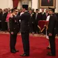 Presiden Jokowi memasang tanda pangkat kepada Kapolri M Tito Karnavian di Istana Negara, Jakarta, Rabu (13/7). Tito Karnavian dilantik dengan Keputusan Presiden tentang pengangkatan Kapolri Nomor 48/Polri/Tahun 2016. (Liputan6.com/Faizal Fanani)