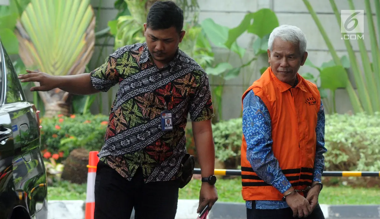 Dirut PT Mawatindo Road Construction, Hobby Siregar tiba untuk pemeriksaan di Gedung KPK, Jakarta, Jumat (8/2). Hobby Siregar diperiksa sebagai tersangka kasus dugaan korupsi proyek jalan di Kabupaten Bengkalis tahun 2013-2015. (Merdeka.com/Dwi Narwoko)