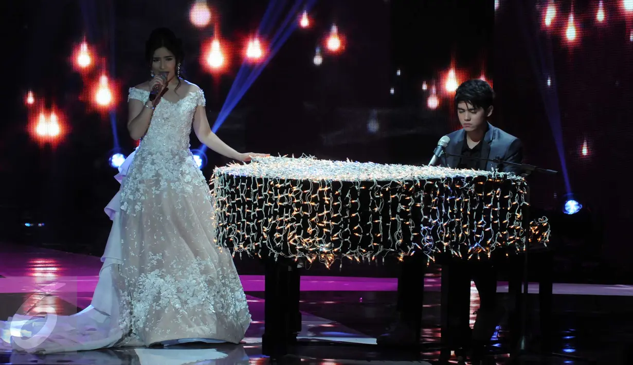 Artis Prilly Latuconsina dan Aliando saat berduet menyanyikan lagu untuk menghibur para peserta yang hadir di Indonesia Box Office Movie Awards (IBOMA) 2016, Jakarta, Kamis (17/3). (Liputan6.com/Helmi Afandi)