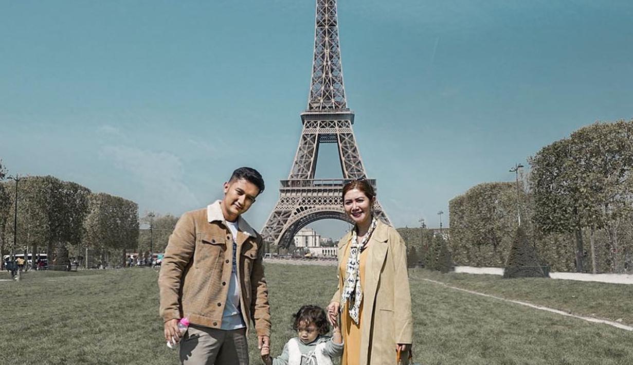 Foto Gaya Santai Tom Liwafa Crazy Rich Surabaya Saat