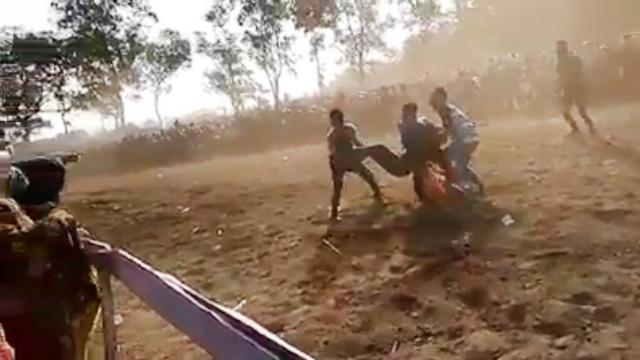 Sejumlah pria mengevakuasi wanita yang tertabrak kuda di lintasan pacuan kuda, Kebumen. (Liputan6.com/Facebook/Andre Noval/Muhamad Ridlo)