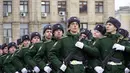 Prajurit Rusia berbaris selama parade militer yang menandai peringatan 80 tahun kemenangan Soviet di Pertempuran Stalingrad selama Perang Dunia Kedua, di selatan kota Volgograd pada 2 Februari 2023. Mereka mengalahkan tentara Nazi yang terperangkap di kota yang hancur saat musim dingin. (AFP/Stringer)