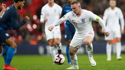 Striker Inggris, Wayne Rooney berusaha melewati pemain AS, Matt Miazga selama pertandingan persahabatan di Stadion Wembley, Inggris (16/11). Rooney yang sebenarnya sudah pensiun pada 2016. (AP Photo/Alastair Grant)