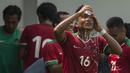 Striker Timnas Indonesia U-23, Nur Hardianto, melepas dahaga saat uji coba melawan Timnas indonesia U-19 di Lapangan ABC Senayan, Jakarta, Sabtu (24/2/2018). Timnas U-23 menang 5-0 atas Timnas U-19. (Bola.com/Vitalis Yogi Trisna)