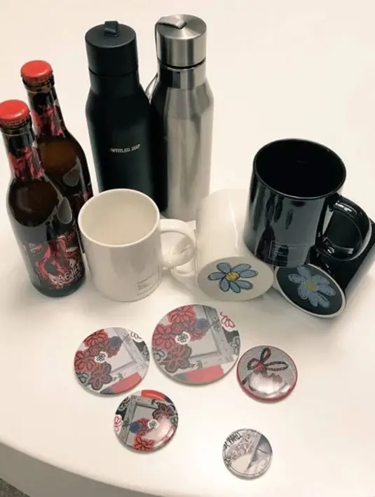 Tak hanya menawarkan makanan dan minuman yang menggugah selera, G-Dragon juga menjual barang-barang seperti tumblers, mug dan pin yang merupakan hasil desainnya. (Foto: koreaboo.com)