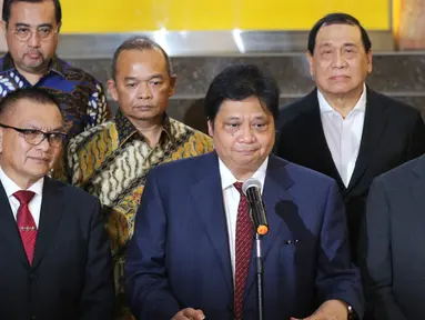 Ketua Umum Partai Golkar Airlangga Hartarto (tengah), Menteri Sosial Agus Gumiwang (kanan) dan Sekjen Partai Golkar Lodewijk Paulus (kiri) saat konferensi pers terkait mundurnya Idrus Marham dari Mensos di Jakarta, Jumat (24/8). (Liputan6.com/JohanTallo)