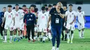 Pelatih Timnas Indonesia U-17, Nova Arianto tertunduk usai memimpin tim asuhannya bertanding melawan China dalam laga uji coba di Indomilk Arena, Tangerang, Banten, Minggu (8/2/2026). Timnas Indonesia U-17 harus menelan kekalahan telak saat menghadapi China dalam laga uji coba. (Bola.com/M Iqbal Ichsan)