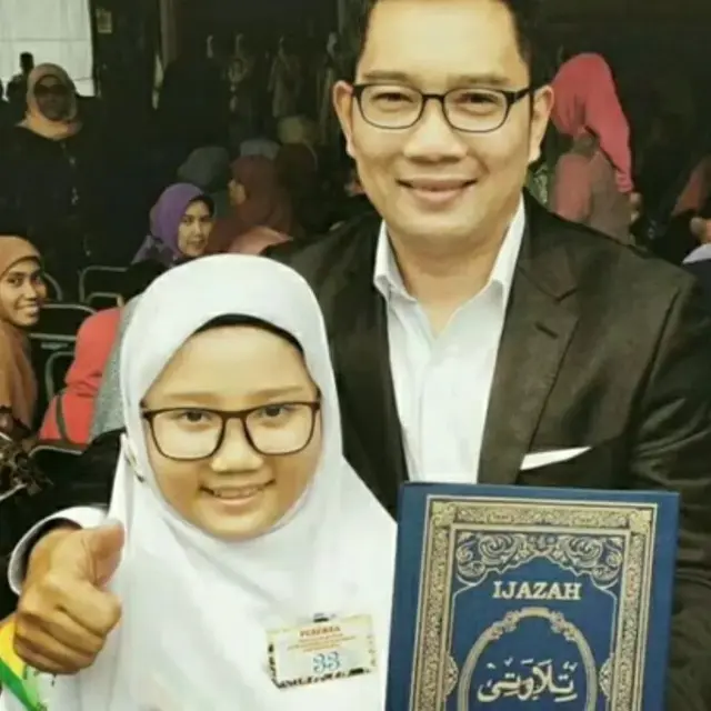 Diajarkan Pakai Hijab Sejak Belia, Ini 6 Potret Masa Kecil Zara Anak Ridwan Kamil