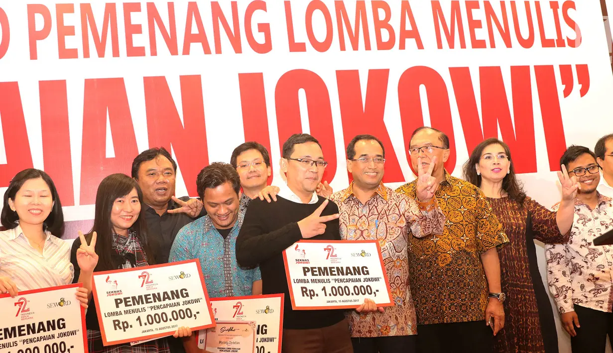 Menteri Perhubungan Budi Karya, Anggota Wantimpres Sidarto Danusubroto dan para pemenang lomba menulis bertajuk 'Pencapaian Jokowi' foto bersama usai penyerahan serifikat pemenang di Jakarta, Selasa (16/8). (Liputan6.com/Immanuel Antonius)