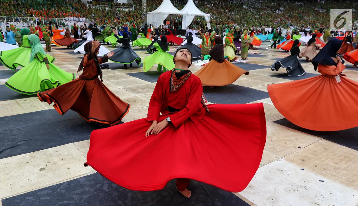 Penampilan penari sufi saat memeriahkan Harlah ke-73 Muslimat NU di SUGBK, Jakarta, Minggu (27/1). Acara ini dihadiri 100 ribu kader Muslimat NUse-Indonesia. (Liputan6.com/JohanTallo)