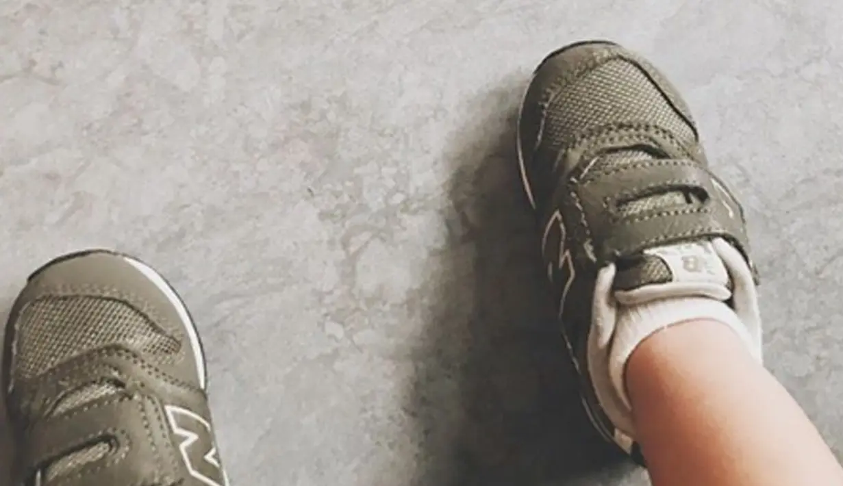 Bak ABG, Sekala tidak mau ketinggalan untuk menguggah outfit of the daynya. Dimulai dari sepatu dulu, ya? (Liputan6.com/IG/fotofotobumi)