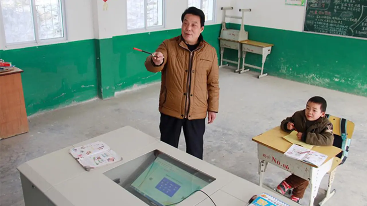 Unik, Sekolah Ini Hanya Punya Satu Guru dan Seorang Siswa
