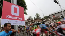 Para pebalap memulai start Etape 8 Tour de Singkarak 2015 dari Simpang Ampek, Pasaman Barat dan finis di Lawang Park, Kabupaten Agam, Sabtu (10/10/2015). (Bola.com/Arief Bagus)