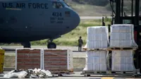 Bantuan makanan dan obat-obatan untuk Venezuela diturunkan dari pesawat C-17 Angkatan Udara AS di Bandara Internasional Camilo Daza di Cucuta, Kolombia di perbatasan dengan Venezuela pada 16 Februari 2019. (AFP/Raul Arboleda)