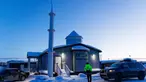 Bulan sabit terlihat di atas Masjid Midnight Sun, Inuvik, Kanada, saat waktu berbuka puasa Ramadan pada 2 Maret 2025. (Cole BURSTON/AFP)
