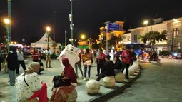 Tidak sah rasanya kalo ke Yogyakarta jika tidak mengunjungi Jalan Malioboro yang terkenal. La'eeb pun menyempatkan hadir menyapa warga yang sedang menikmati malam di Titik Nol. (Dok. SCM)