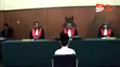 Sidang kasus pembunuhan di Pengadilan Negeri Lumajang, Jawa Timur, diwarnai kericuhan. Keluarga korban marah karena majelis hakim selalu menunda persidangan. 