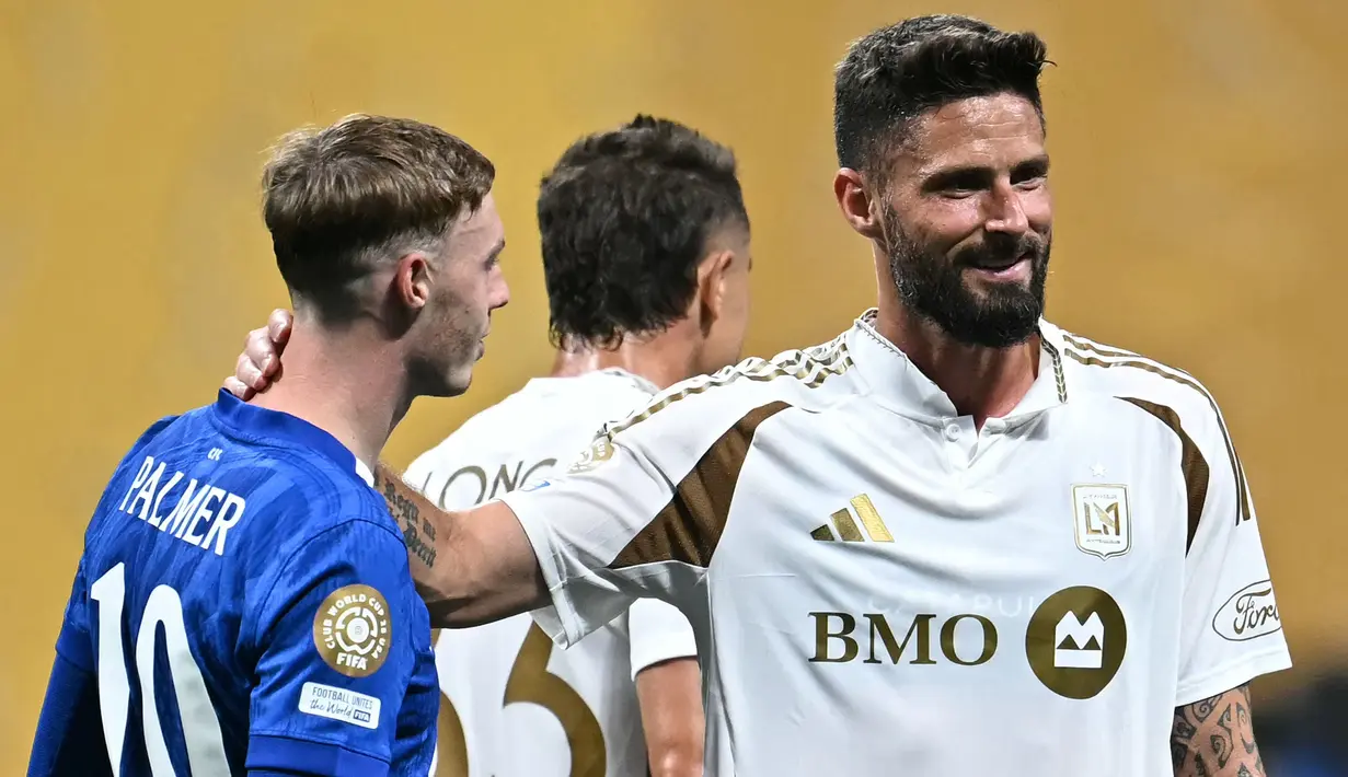 Pemain LAFC, Olivier Giroud (kanan) menyalami pemain Chlesea, Cole Palmer setelah pertandingan Grup D Piala Dunia Antarklub 2025 di Mercedes Benz Stadium, Atlanta, Amerika Serikat, Selasa (17/06/2025) WIB. (AFP/Paul Ellis)