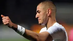Reaksi striker Lyon, Karim Benzema, seusai kekalahan timnya dari Bordeaux dalam lanjutan Ligue 1 yang digelar di Chaban Delmas Stadium, Bordeaux, 19 April 2009. Bordeaux unggul 1-0. AFP PHOTO/PIERRE ANDRIEU 