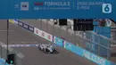 Pembalap Marcedes-EQ Formula E Team Nyck De Vries melaju saat mengikuti qualifikasi Formula E seri kesembilan di Jakarta International E-Prix Circuit (JIEC), Jakarta, Sabtu (4/6/2022). Pole position Formula E Jakarta 2022 diraih pembalap DS Techeetah Jean Eric Vergne  usai mengalahkan rekan setimnya Antonio Felix da Costa pada final babak kualifikasi Formula E 2022 Jakarta. (Liputan6.com/Herman Zakharia)