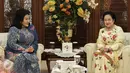 Presiden ke-5 RI Megawati Soekarnoputri mengadakan pertemuan dengan istri PM Malaysia Najib Razak, Rosmah Mansor di kediaman Megawati, Jalan Teuku Umar, Jakarta, Selasa (7/3). Keduanya membahas masalah pemberdayaan perempuan.  (Liputan6.com/Faizal Fanani)