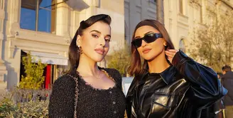 Setelah sebelumnya dikenal dekat dengan Huda Kattan, Tasya kini terlihat hangat berpose bersama Krystle di sebuah lokasi bergaya Eropa klasik yang dipenuhi nuansa golden hour yang dramatis. [@tasyafarasya].