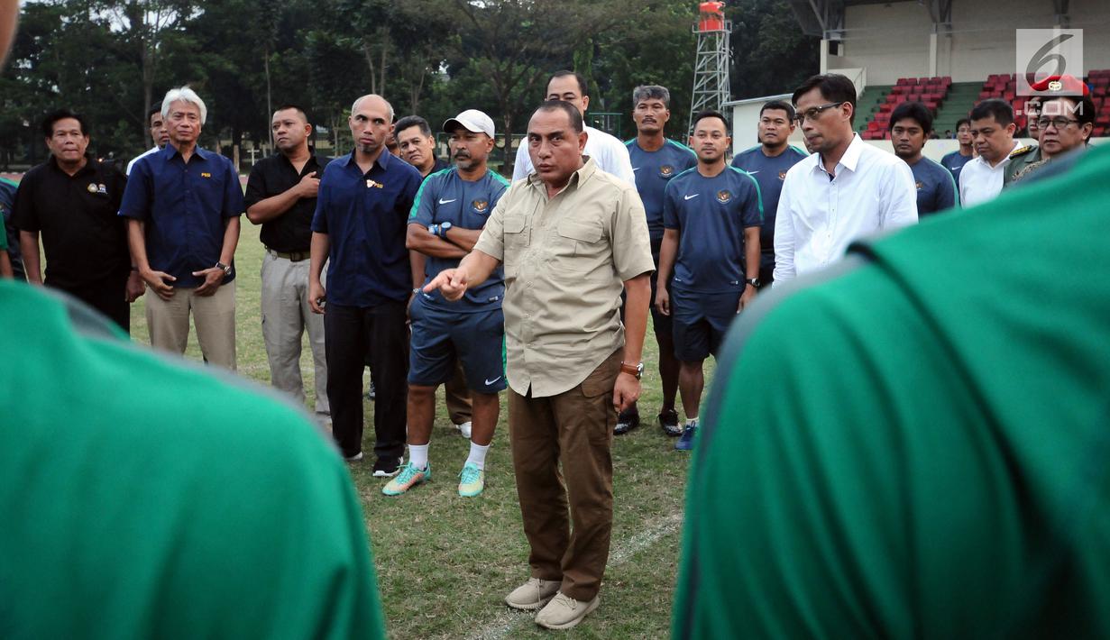 Ketua Umum PSSI, Edy Rahmayadi (tengah) memberi nasehat kepada Timnas Indonesia U-16 usai latihan terakhir di Lapangan Atang Sutresna, Jakarta, Kamis (6/7). Timnas U-16 akan berlaga di Piala AFF U-15 Thailand, 9-22 Juli. (Liputan6.com/Helmi Fithriansyah)