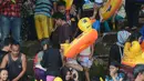 Warga bermain air di wisata alam Mata Air Sodong di Desa Ligar Mukti, Klapanunggal, Kabupaten Bogor, Jawa Barat, Minggu (9/6). Ada juga yang menawarkan sewa pelampung bebek dan ban cukup membayar Rp 10.000 sepuasnya. (merdeka.com/Imam Buhori)