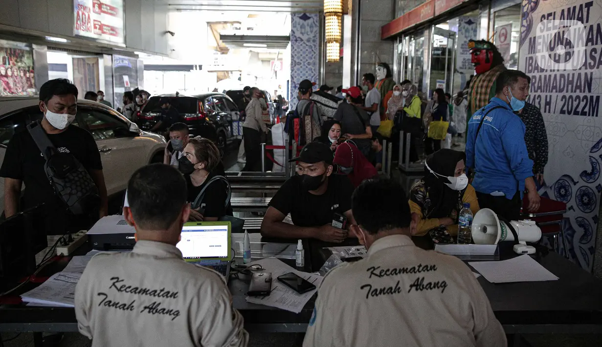 Suasana pelaksanaan vaksinasi booster COVID-19 di Pasar Tanah Abang Blok A, Jakarta, Senin (4/4/2022). Vaksinasi yang diselenggarakan Polri ini diikuti warga sekitar dan pedagang Pasar Tanah Abang yang berencana mudik Lebaran. (Liputan6.com/Faizal Fanani)