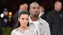 "Kamu terlihat sedikit aneh dengan busana seperti itu, ayolah kawan, tunjukan gaya fesyen yang terbaik," tulis netizen di akun twitter Kanye West. (AFP/Bintang.com)