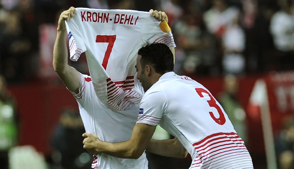 Pemain Sevilla, Kevin Gameiro (kiri) dan Adil Rami merayakan gol ke gawang Shakhtar Donetsk  pada leg kedua semifinal Liga Europa di Stadion Ramon Sanchez Pizjuan, Sevilla, Jumat (6/5/2016) dini hari WIB. (AFP/Cristina Quicler)