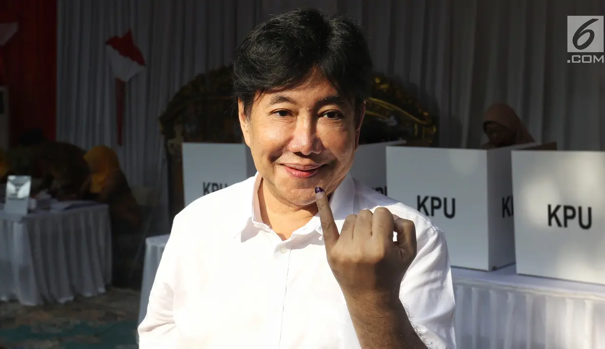 Putra presiden pertama Soekarno, Guruh Soekarnoputra menunjukkan  jarinya yang sudah dicelup tinta usai mencoblos di TPS 002 Selong, Kebayoran Baru, Jakarta, Rabu (17/4). Guruh menggunakan hak pilihnya dalam Pemilu 2019 di TPS yang sama dengan Cawapres 02 Sandiaga Uno. (Liputan6.com/Johan Tallo)