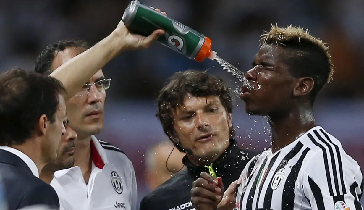 Paul Pogba mendapat perawatan dalam final Piala Super Italia 2015 di Stadion Shanghai, Tiongkok. Sabtu (8/8/2015). (Reuters/Aly Song)