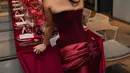 Dipadu dengan rok merah satin berdetail kerut di bagian pinggang yang bikin terlihat makin anggun [@valerieethomas]