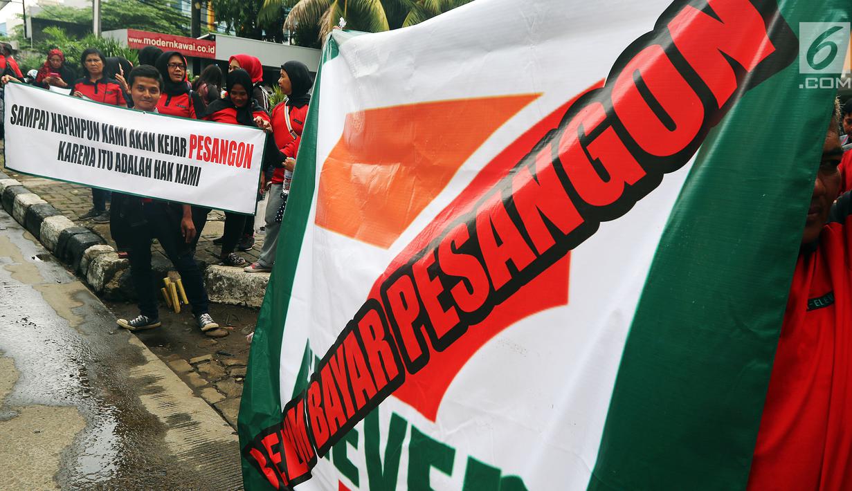 Karyawan Eks 7-Eleven membentangkan spanduk saat Demo di depan Kantor Pengusaha Sungkono Honoris, Jakarta, Rabu (9/1). Mereka menuntut pembayaran uang pesangon yang sampai saat ini belum mereka terima semenjak 7-Eleven tutup. (Liputan6.com/Johan Tallo)