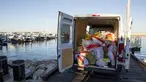 Sebuah mobil van yang berisi karungan narkoba berhasil diamankan pihak kepolisian Federal Australia di Geralton, Australia (21/12). Polisi memperkirakan narkoba tersebut memiliki nilai 1,04 miliar dolar Australia. (AFP Photo/Australia Federal Police)