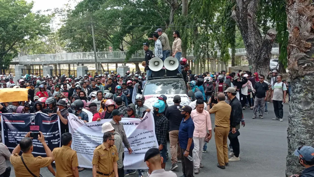 Demonstrasi warga wawonii Konawe Kepulauan, meminta beroperasinya kembali PT GKP.