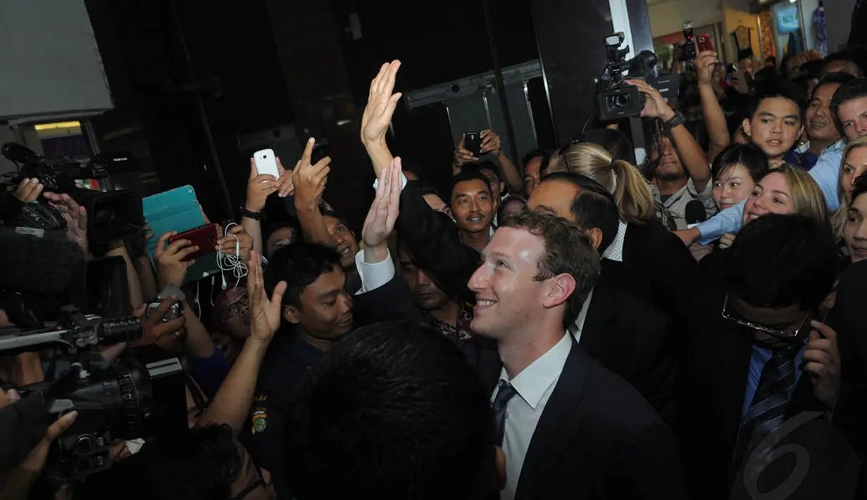 Pendiri sekaligus CEO Facebook, Mark Zurkerberg terlihat melambaikan tangan kepada warga sambil melempar senyum, Jakarta, (13/10/14). (Liputan6.com/Herman Zakharia) 