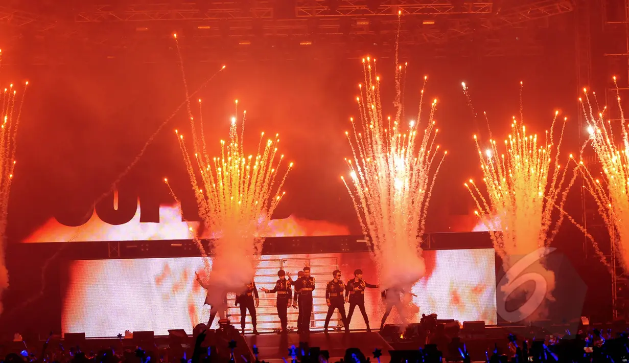 Tata lampu dan tata panggung membuat sempurna penampilan Super Junior di konser 'Super Show 6' di Indonesia Convention Exhibition (ICE), BSD, Tangerang, Minggu (3/5/2015). (Liputan6.com/Faisal R Syam)