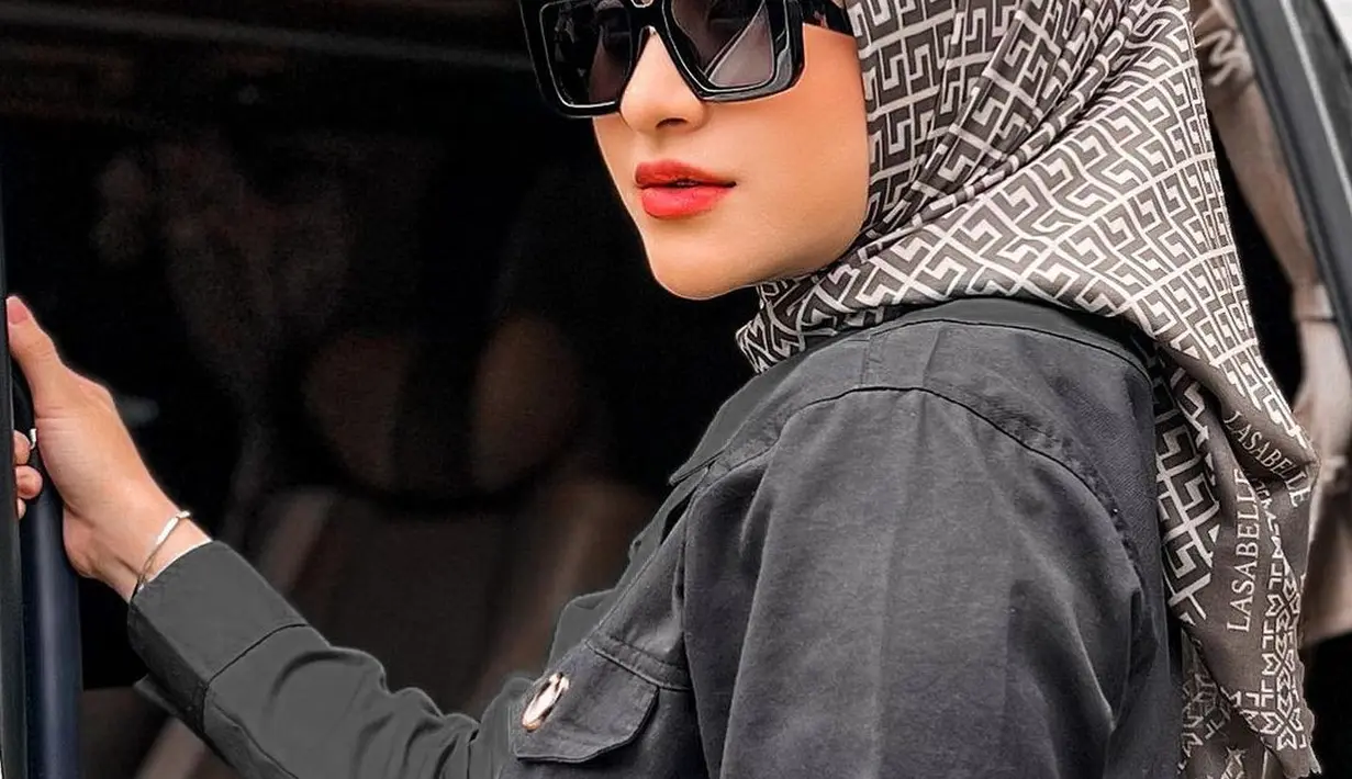 Penampilannya yang menawan dalam balutan hijab kerap kali jadi panutan. Nathalie tak pernah ragu bereksplorasi lewat gaya pakaiannya.