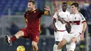 Pemain AC Milan, Alessio Romagnoli (kanan) berebut bola dengan Kapten AS Roma, Francesco Totti   pada lanjutan Liga Italia Serie A di Stadion Olympico, Roma, Minggu (10/1/2016) dini hari WIB.     (REUTERS/Giampiero Sposito)