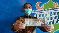 Kepala Bank Indonesia Perwakilan Provinsi Sumsel Hari Widodo menunjukkan Uang Peringatan Kemerdekaan (UPK) Rp75.000 (Liputan6.com / Nefri Inge)