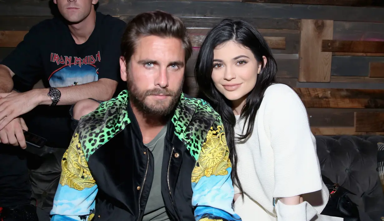 Kylie Jenner dan Scott Disick keluar bersama usai menghadiri pesta tahunan Young Hollywood yang digelar Nylon dan BCBGeneration di Hyde Sunset pada, Kamis (12/5) malam. (AFP/Bintang.com)