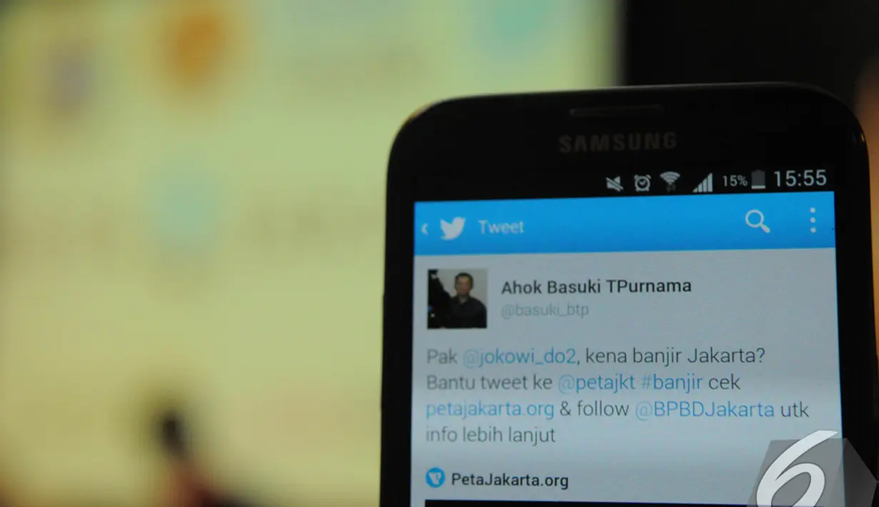 Tweet pertama Gubernur DKI Jakarta Basuki Tjahaja Purnama saat menggunakan aplikasi PetaJakarta.org pada peluncurannya di Balaikota, Jakarta Pusat, Selasa (2/12/2014). (Liputan6.com/Herman Zakharia)
