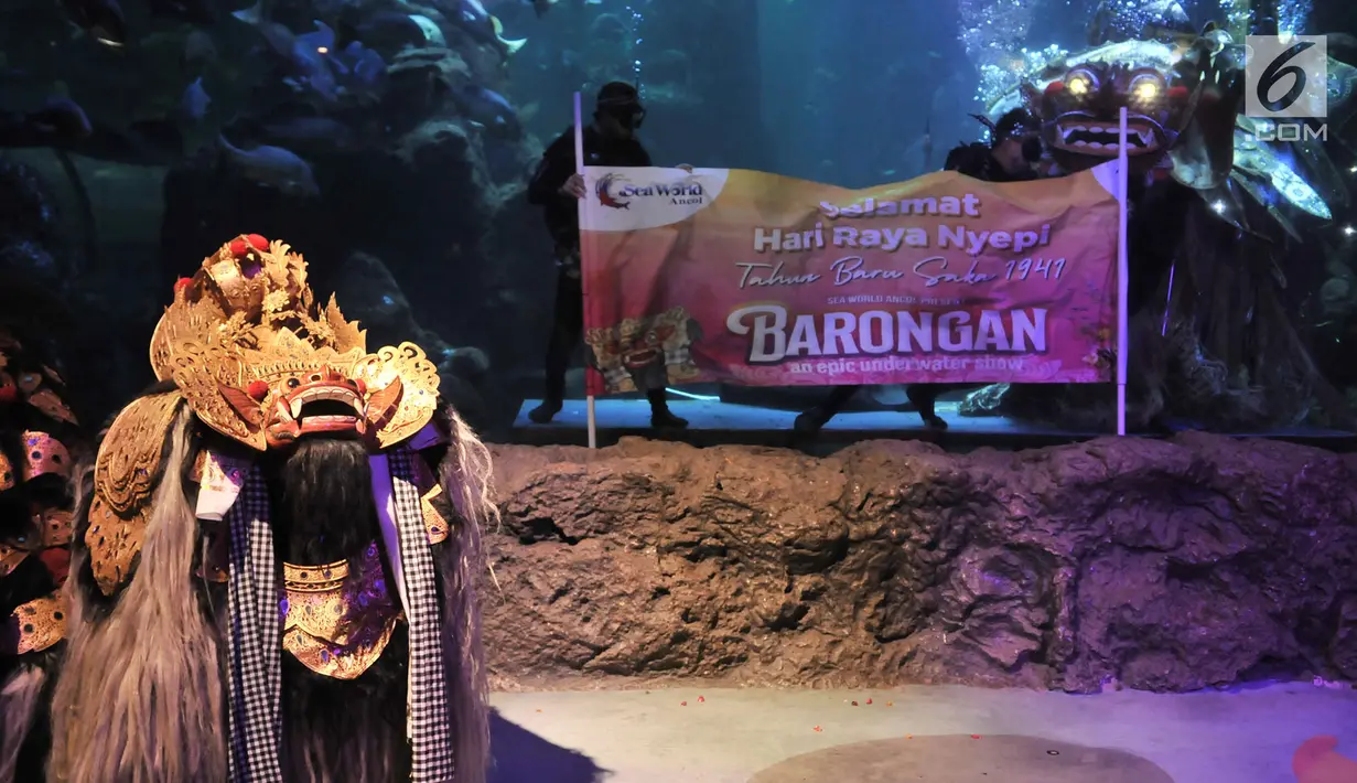 Pertunjukan kesenian khas Bali bertajuk "Barongan, An Epic Underwater Show" di akuarium utama Sea World Ancol, Jakarta, Senin (4/3). Pertunjukan itu dalam rangka memperingati Tahun Baru Saka atau dikenal dengan Hari Raya Nyepi. (merdeka.com/Iqbal Nugroho)